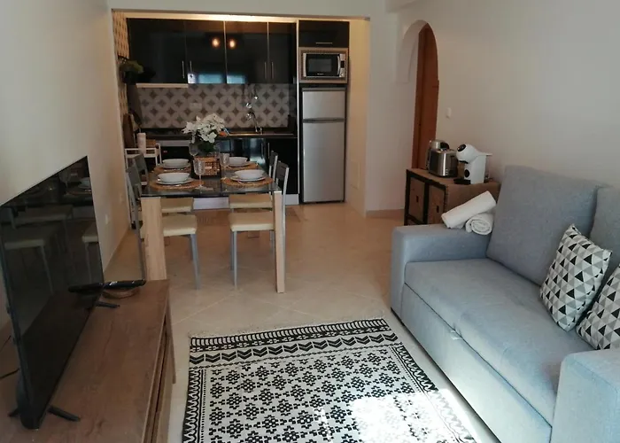 De 2 Quartos No Centro De Monte Gordo